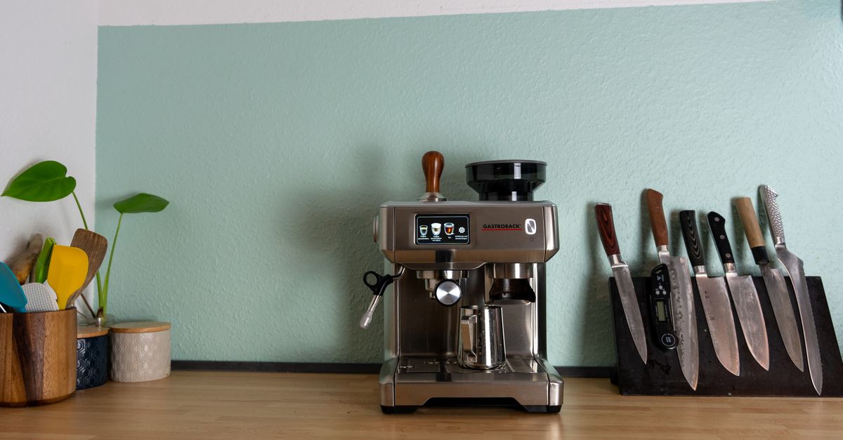 ECM Mechanika Max vs Rocket Mozzafiato Type R FAST: Which Machine Fits a Busy Home Café?